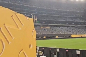 皇马飞机仍在盘旋&amp;未获得降落许可，球场播报情况