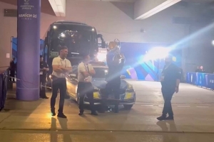 气氛搞起来！巴黎总监坎波斯举着奖杯跳舞，亲自将奖杯送上大巴