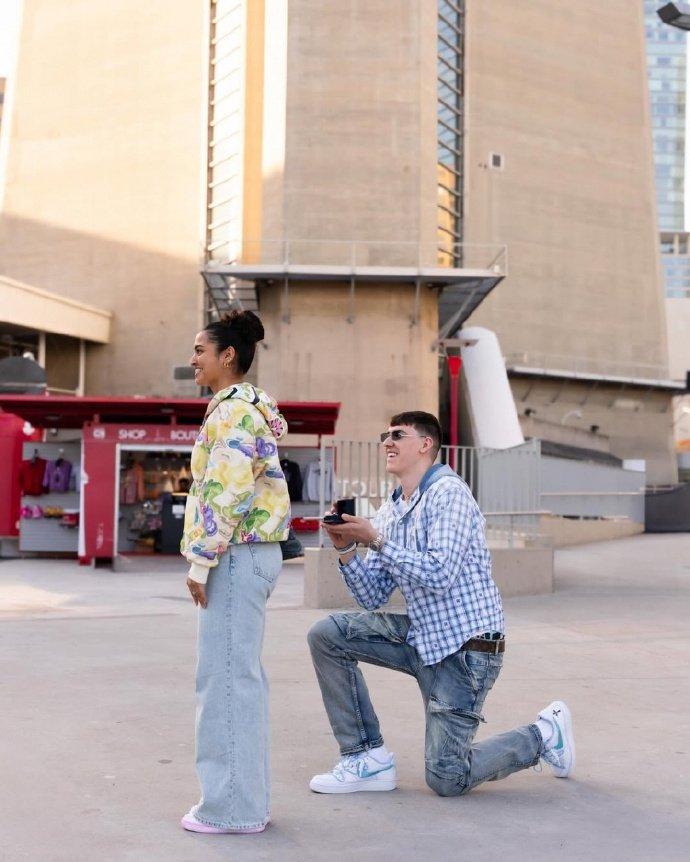 湖人新援拉拉维亚2年1200万加盟，休赛期完成订婚