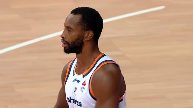 上海男篮4连胜,排名暂时升至第2 弗格36分梦回巅峰 主力保存体能